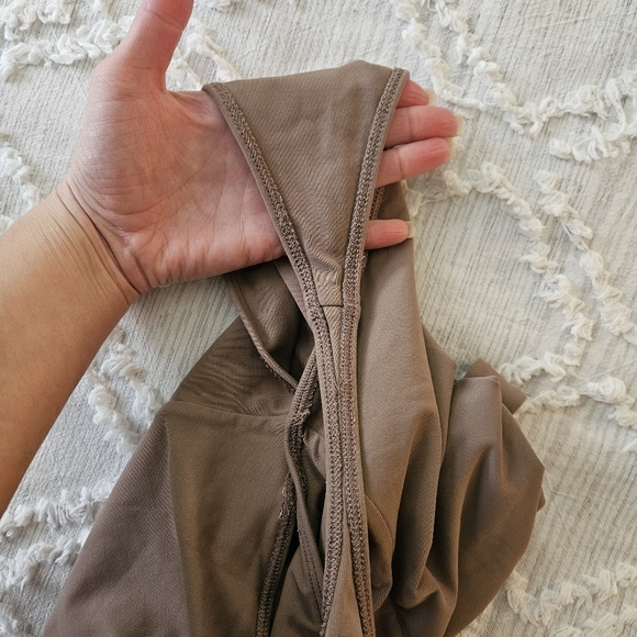 Aritzia Babaton Contour Squareneck Bodysuit Taupe Size Medium - Picture 7 of 7